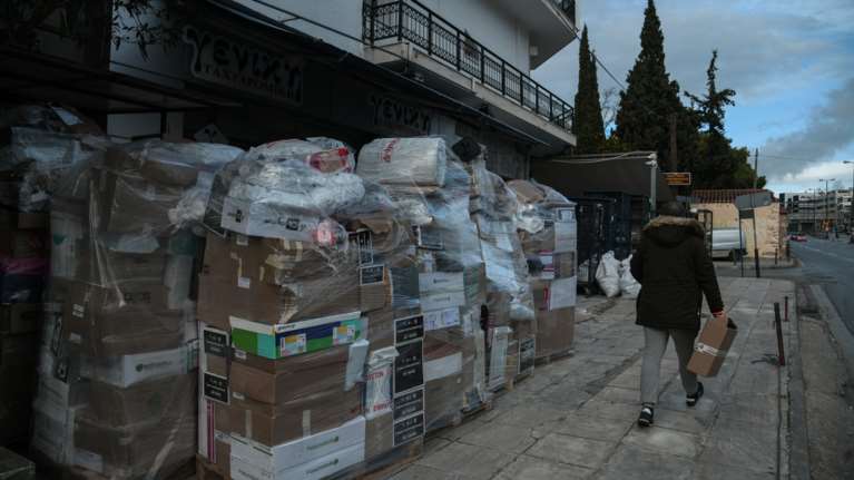 Κούριερ: Τι συμβαίνει τελικά με τις αποστολές; Χιλιάδες πακέτα εν αναμονή - Τι λένε εταιρείες και διανομείς