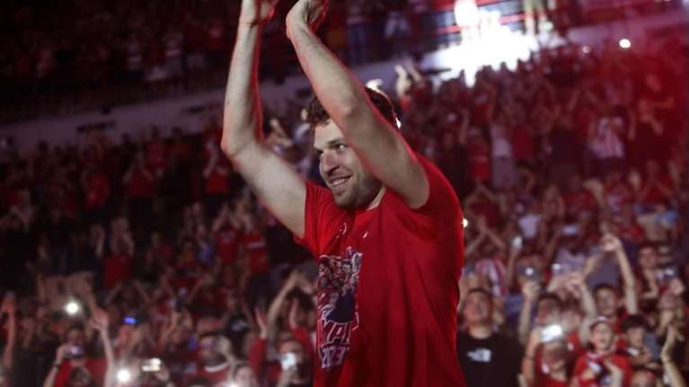 Επίσημο: Με ένα φοβερό βίντεο ο Ολυμπιακός ανακοίνωσε τον Σάσα Βεζένκοφ - &quot;Γύρισα στην οικογένειά μου&quot;