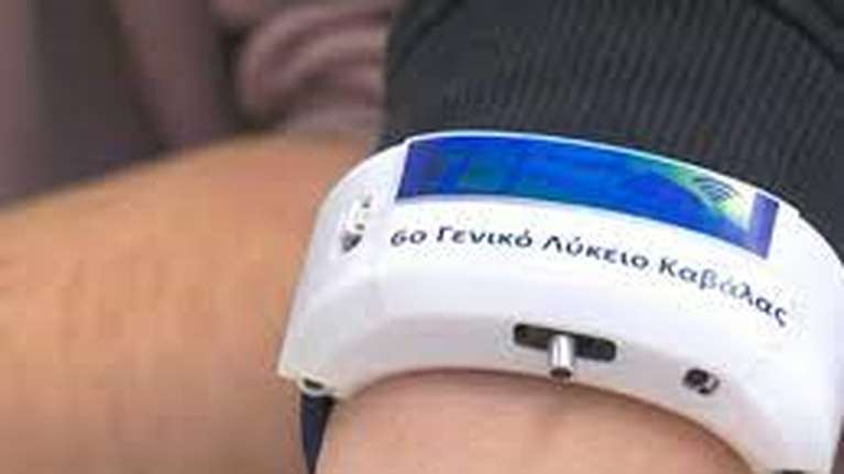 Μαθητές στην Καβάλα έφτιαξαν βραχιόλι έκτακτης ανάγκης, που θα ειδοποιεί σε περίπτωση κινδύνου - Τι λένε για την ιδέα τους