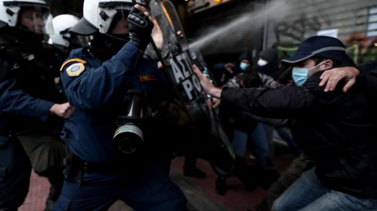 Ξύλο και χημικά στη συγκέντρωση στο κέντρο της Αθήνας για τον Δημήτρη Κουφοντίνα [Εικόνες]