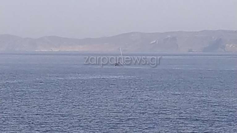 Το σκάφος με τους Τούρκους που ζητούν άσυλο: Η στιγμή που μπαίνει στο λιμάνι [Βίντεο - Εικόνες]