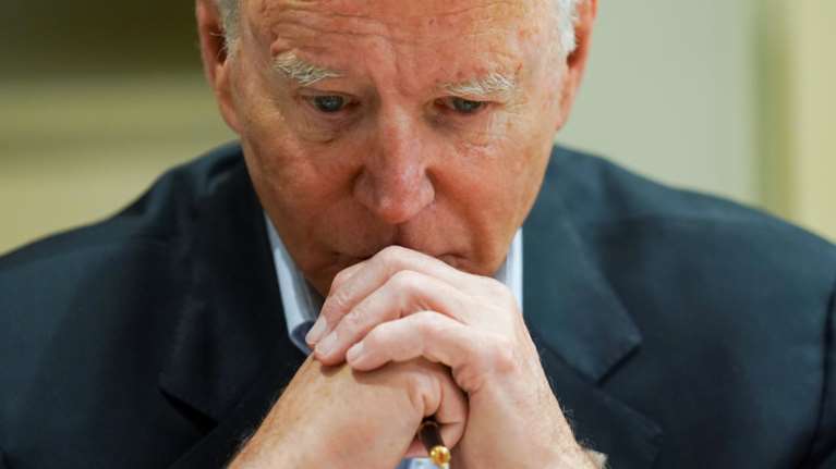 Φλόριντα: Συγκλονισμένος ο Τζο Μπάιντεν - Διακόπηκαν οι έρευνες στη 12ώροφη πολυκατοικία - Φόβοι για ολική κατάρρευση