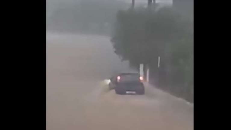 Κακοκαιρία στα Χανιά: Οδηγός προσπαθεί να διασχίσει με αυτοκίνητο δρόμο που έγινε &quot;ποτάμι&quot; - [Βίντεο]