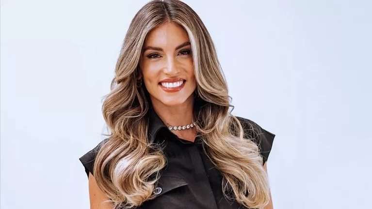 H Αθηνά Οικονομάκου με "γυμνό φόρεμα" από αγαπημένο brand εσωρούχων