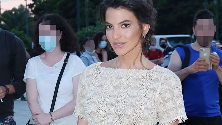 H Δήμητρα Κούστα στο πρώτο τραπέζι στην Άννα Βίσση - Mε μεταλλιζέ δημιουργία