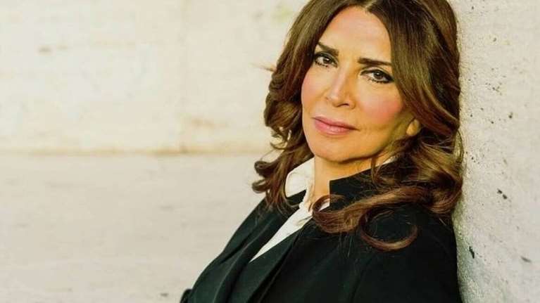 43 χρόνια πριν: Η Μιμή Ντενίση στο γάμο της με τον Γιάννη Φέρτη ήταν μια bohemian νύφη - το μοναδικό νυφικό look που έγινε τάση