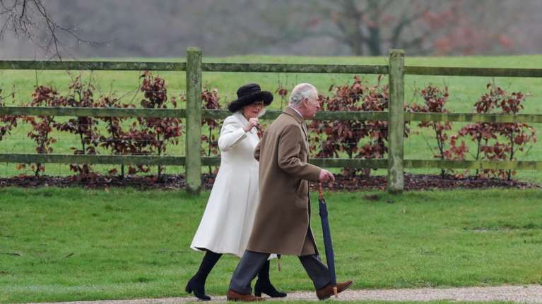 Δεύτερη δημόσια εμφάνιση του Καρόλου: Στην κυριακάτικη λειτουργία στο Σάντρινγκχαμ με την Καμίλα