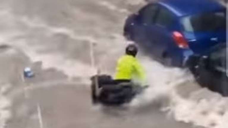 Θεσσαλονίκη: Απίστευτο -Τα ορμητικά νερά από τη νεροποντή παρασέρνουν διανομέα με το μηχανάκι του [Βίντεο]