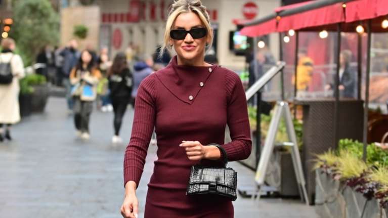 Τα πλεκτά φορέματα από τη Zara που συνδυάζουν κομψότητα και coziness