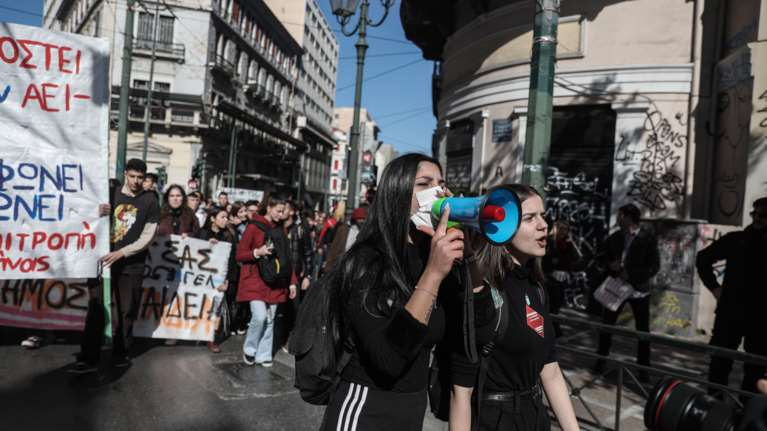Πορεία μαθητών το μεσημέρι στο κέντρο της Αθήνας