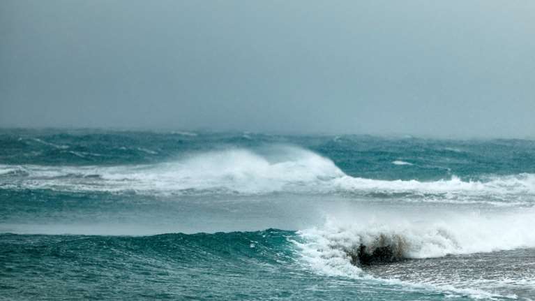 Σε ισχύ το απαγορευτικό απόπλου από τα λιμάνια του Πειραιά, της Ραφήνας και του Λαυρίου