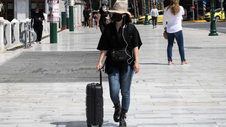 Αρση Lockdown: Oι τέσσερις λόγοι που ανοίγουμε τώρα με τόσα κρούσματα