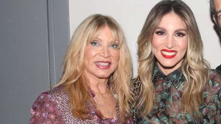 Η Αθηνά Οικονομάκου με τα παιδιά της στο πατρικό της σπίτι - Η επιβλητική θέα