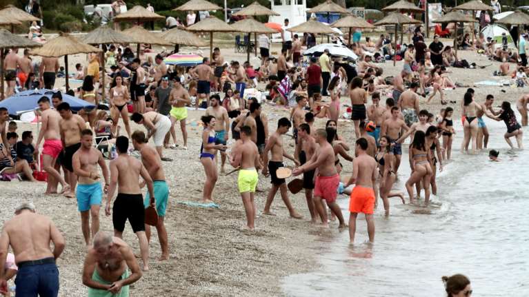 Πατείς με πατώ σε στις παραλίες: Δεν άντεξαν οι Αθηναίοι τη ζέστη και πλημμύρισαν τις θάλασσες [Εικόνες]
