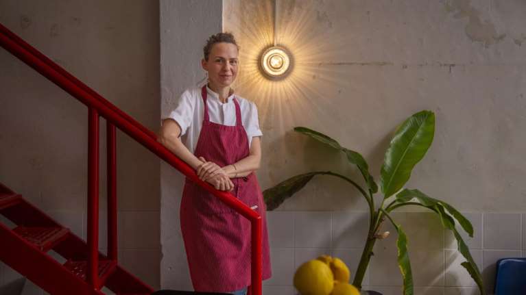 Κάπου ανάμεσα στο μαγειρείο και το εστιατόριο: Λένε πως αυτό είναι ένα από τα πιο κουλ μέρη της Αθήνας για να φας