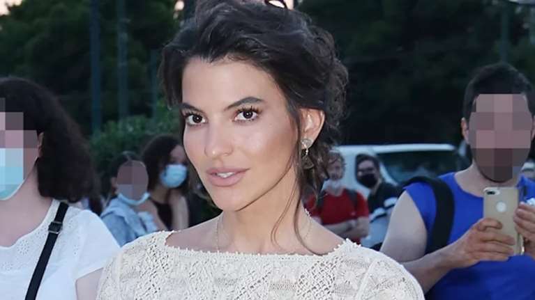 Δήμητρα Κούστα: Με μικροσκοπικό μπλε μπικίνι στις διακοπές με το σκάφος στα ελληνικά νησιά