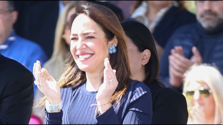 Δόμνα Μιχαηλίδου: Κομψή με ριμπ μίντι φόρεμα στην παρέλαση - Οι nude γόβες και τα φλοραλ αξεσουάρ