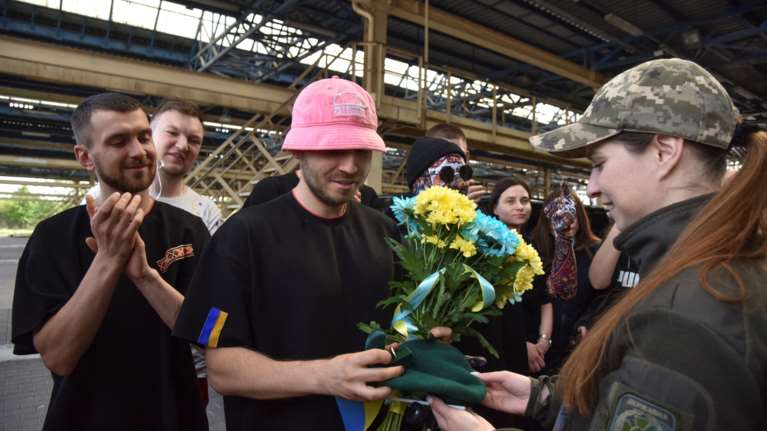 Kalush Orchestra: Ουκρανοί στρατιώτες υποδέχθηκαν τους θριαμβευτές της Eurovision - Έπαιξαν το νικητήριο τραγούδι στα σύνορα [Βίντεο-Εικόνες]