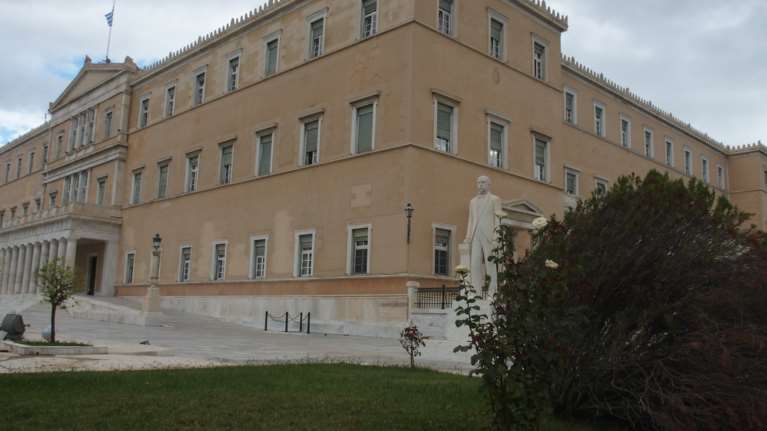 Ρωγμές στο κτίριο της Βουλής: Ο Τασούλα καθησυχάζει για το υπόγειο γκαράζ - &quot;Κάθε έργο που έχει γίνει, έχει ενισχύσει τη στατικότητα&quot;