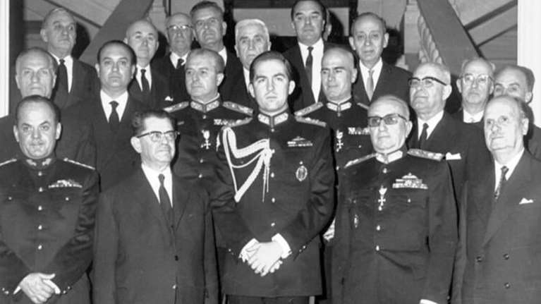 Σφάζονται στο Twitter για την κηδεία του τέως βασιλιά - &quot;Η Ντένη Μαρκορά τα έχει πει καλύτερα...&quot;