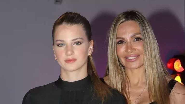 Η Ελένη Πετρουλάκη στη (σούπερ εξοπλισμένη) κουζίνα της - Φτιάχνει καρμπονάρα για την οικογένειά της