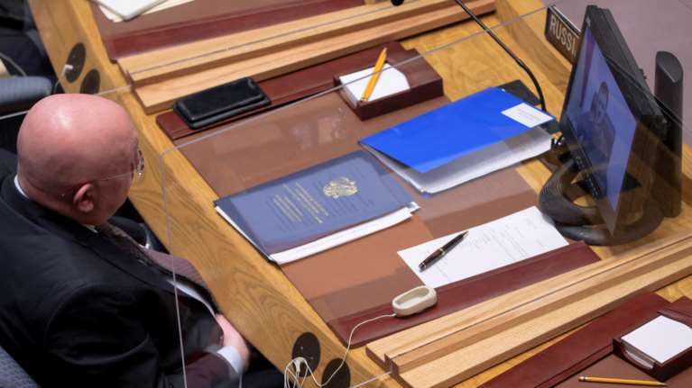 ΟΗΕ: Η στιγμή που ο Ρώσος πρέσβης παρακολουθεί τον Ζελένσκι και το σκληρό βίντεο με τους νεκρούς αμάχους [Εικόνες]