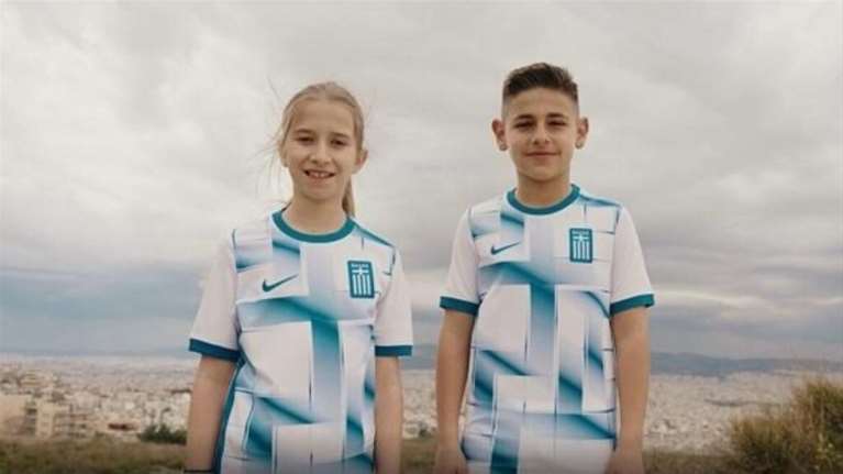 Σάλος και νέα πολιτική κόντρα για τη φανέλα της Εθνικής - Ποιοι βλέπουν &quot;σταυρό με αγκυλωτές απολήξεις&quot;