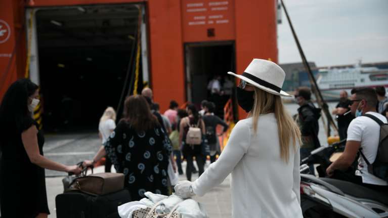 Αυξημένα μέτρα στα λιμάνια για το τριήμερο: Θερμομέτρηση, ερωτηματολόγια και αποστάσεις