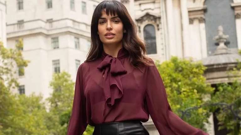 Η Τόνια Σωτηροπούλου έκανε τον απόλυτο συνδυασμό με το μπορντό πουκάμισό της