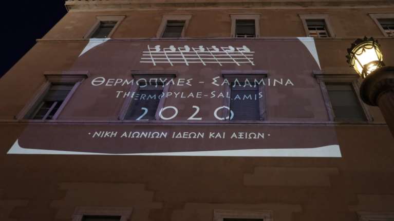 Η Βουλή φωταγωγήθηκε με το λογότυπο του Επετειακού Έτους &quot;Θερμοπύλες – Σαλαμίνα 2020&quot; [Εικόνες]