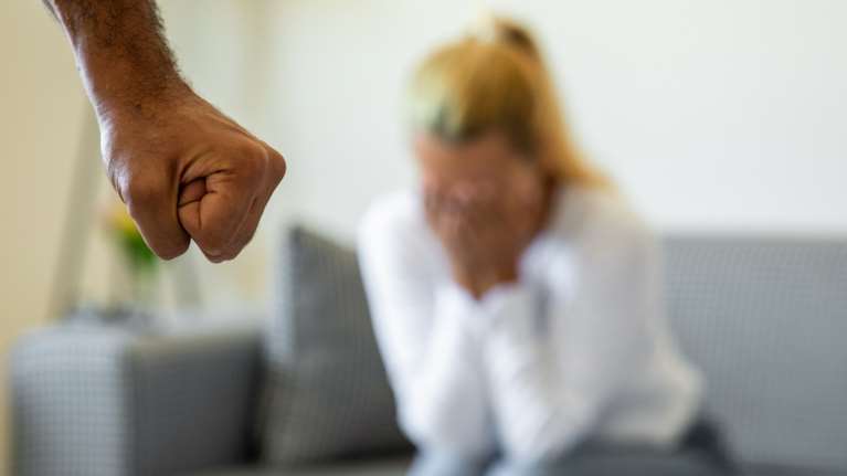 Απίστευτο: Μόνο τον Μάιο έγιναν 1.000 συλλήψεις για ενδοοικογενειακή βία- Ανοίγουν στόματα λέει ο Χρυσοχοΐδης