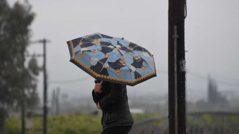 Πέφτει η θερμοκρασία - Αναμένονται βροχές και καταιγίδες