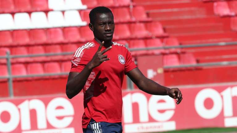 Ο προπονητής της Γουινέας για τους εγκλωβισμένους παίκτες του Ολυμπιακού - Το σενάριο επιστροφής