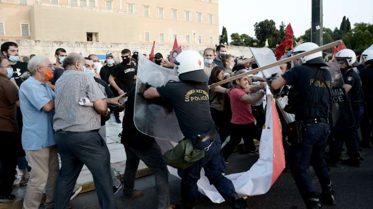 Επεισόδια με χημικά μεταξύ διαδηλωτών και αστυνομίας μπροστά από το μνημείο του Αγνώστου Στρατιώτη