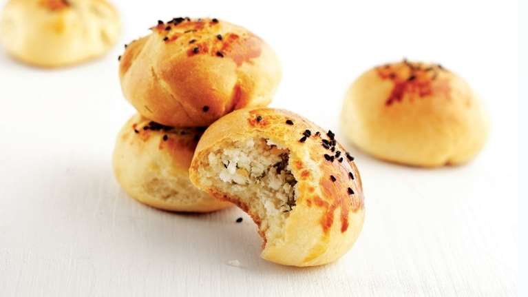 Τα τυροπιτάκια με γιαούρτι που φτιάχνονται σε χρόνο μηδέν - μικρές μπουκίτσες για ένα εύκολο σνακ