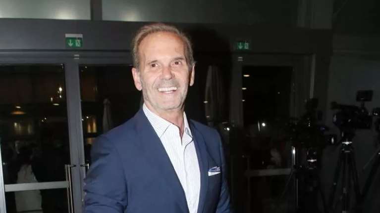 Movie night για τον Πέτρο Κωστόπουλο στο σπίτι του: Χαλαρώνει στον καναπέ του