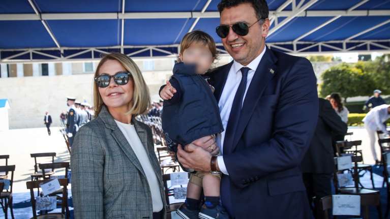 Βασίλης Κικίλιας: Με τον γιο του  στους ώμους στην παρέλαση στο Σύνταγμα