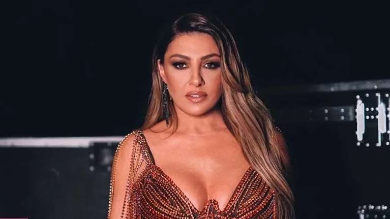 Η Έλενα Παπαρίζου με το χαμηλόμεσο τζιν παντελόνι που είναι και πάλι τάση