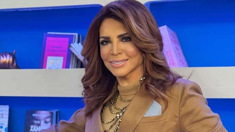 Η Μιμή Ντενίση με το μακρυμάνικο μαγιό που αγαπούν οι serfers: Η αγκαλιά με την κόρη της, Μαριτίνα