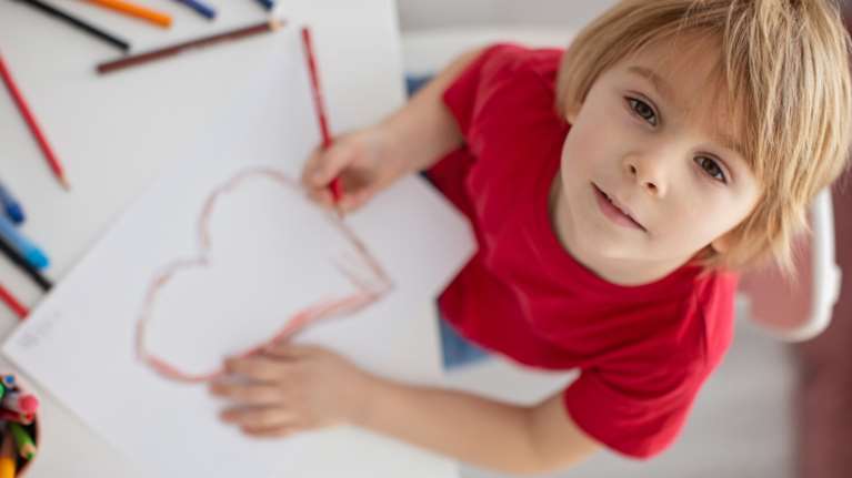 &quot;Bullying στα 3 του επειδή του αρέσουν οι καρδούλες;&quot; -Η απάντηση ενός μπαμπά όταν ο γιος του δέχθηκε ομοφοβικό σχόλιο από 5χρονο