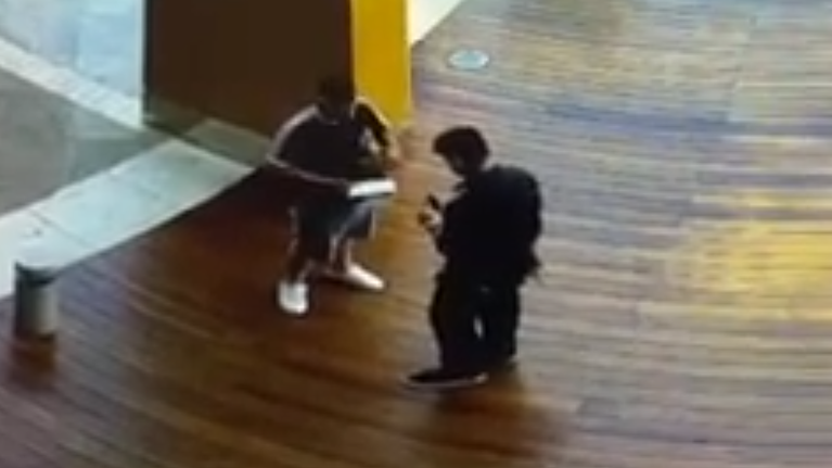 Απίστευτο: Έπαιρναν μπουκάλια με... νερό αντί για κινητά και παιχνιδομηχανές - Πώς εξαπατούσαν τους πελάτες με τα δέματα