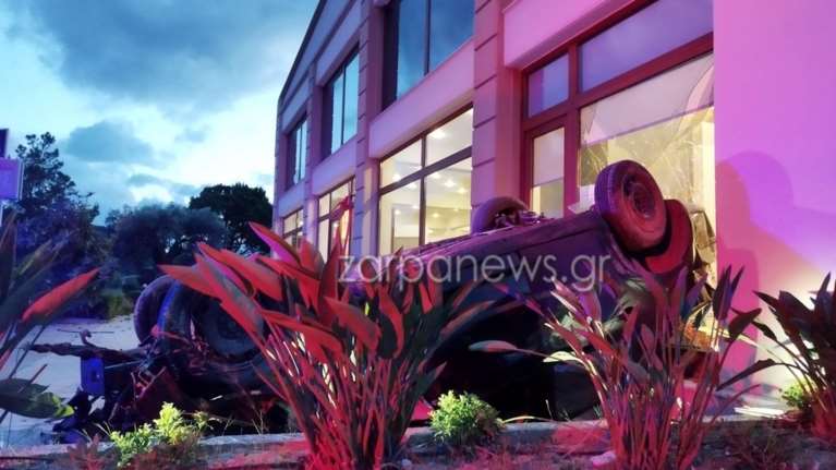 Χανιά: Αυτοκίνητο έπεσε πάνω σε τζαμαρία ξυλουργείου και πήρε φωτιά [εικόνες - βίντεο]