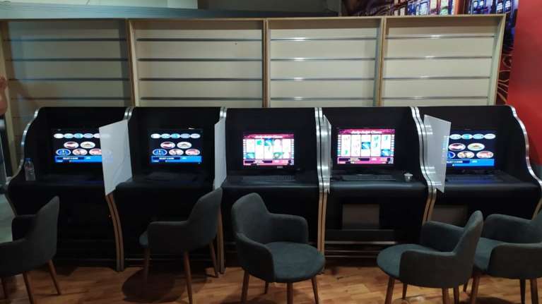 Εξι συλλήψεις για παράνομο τζόγο στην Αττική, κατασχέθηκαν υπολογιστές, server [Εικόνες]