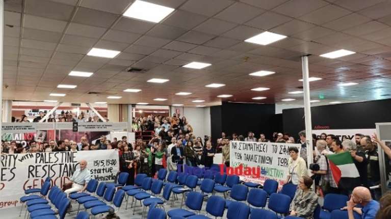 Θεσσαλονίκη: Εισέβαλαν στην Εκθεση Βιβλίου με μαντίλες και σημαίες και ματαίωσαν εκδήλωση για τη λογοτεχνία του Ισραήλ