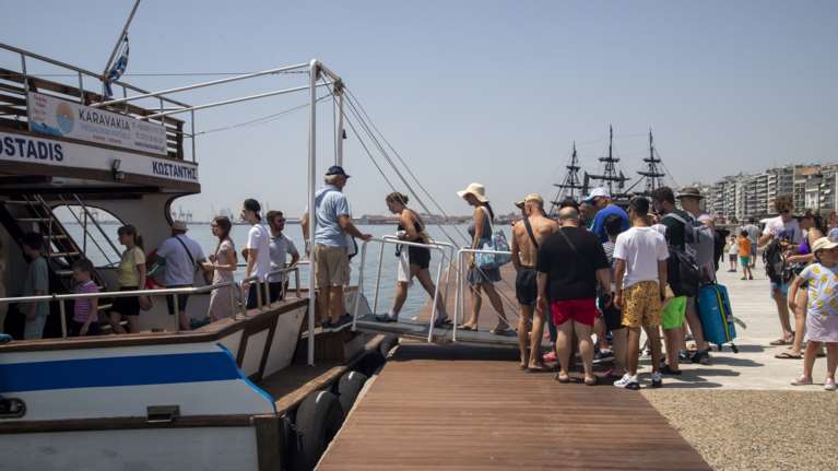 Κοινωνικός τουρισμός: Οι οριστικοί πίνακες για συνταξιούχους ελεύθερους επαγγελματίες