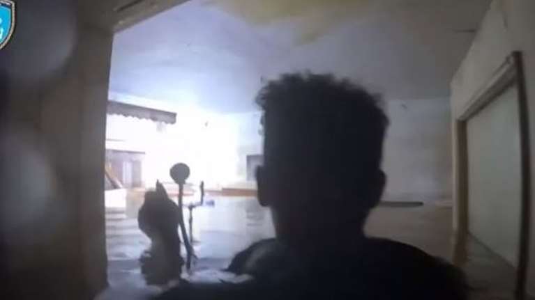 Δύτες &quot;βουτάνε&quot; στα πλημμυρισμένα σπίτια στη Θεσσαλία - Συγκλονιστικό βίντεο
