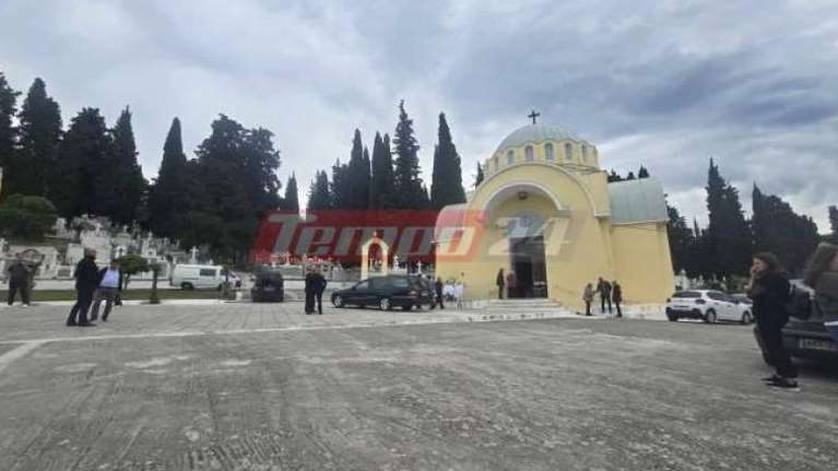 Πάτρα: Σε κλίμα οδύνης η κηδεία της 47χρονης ναυτικού - Το τελευταίο αντίο από την οικογένειά της  [Εικόνες]