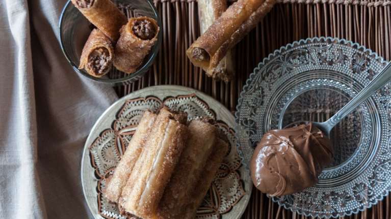 Πετρετζίκης: Συνταγή για πουράκια με πραλίνα φουντουκιού και καρύδια - Ετοιμα σε λίγα λεπτά