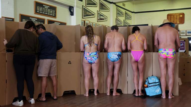 Αυστραλία εκλογές: Από την παραλία στην κάλπη  - Οι Αυστραλοί ψηφίζουν με μαγιό και το βλέμμα στραμμένο στo κόστος διαβίωσης