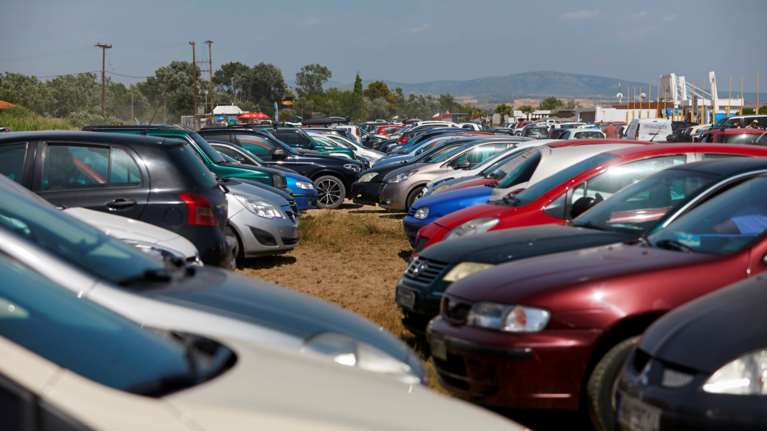 Φθιώτιδα: Απίστευτη &quot;επιδρομή&quot; στο Ασπρονέρι - Πήγαν για μπάνιο και μετά βρήκαν τα αυτοκίνητά τους σπασμένα